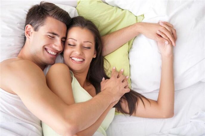šťastný pár v posteli