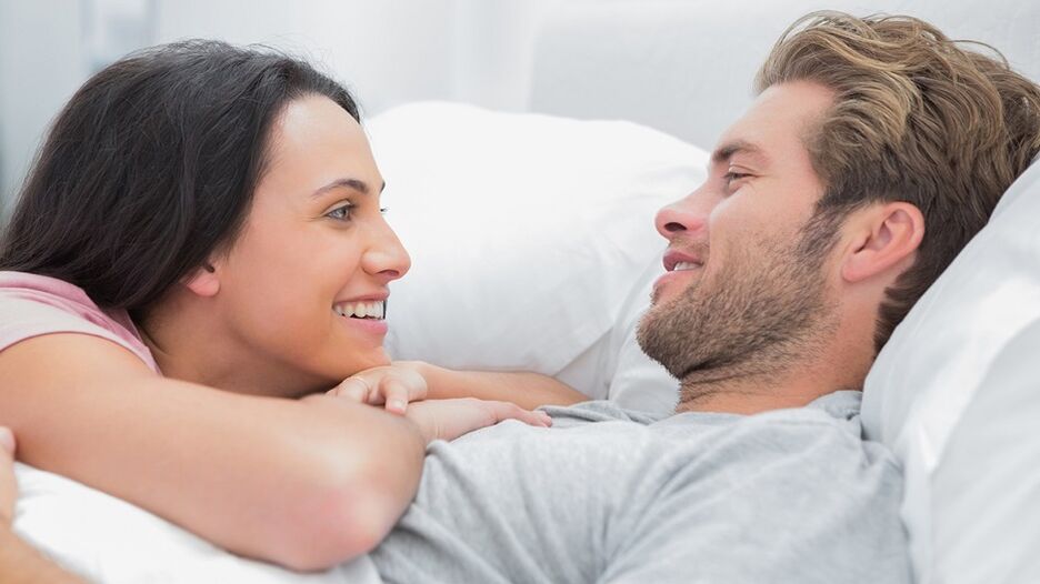 Šťastná žena s mužem v posteli